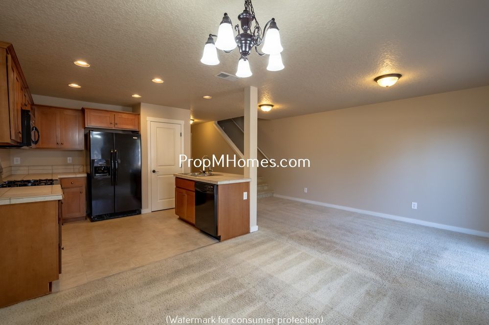 Three Bedroom Townhome in Great Canby Neighborhood! property image