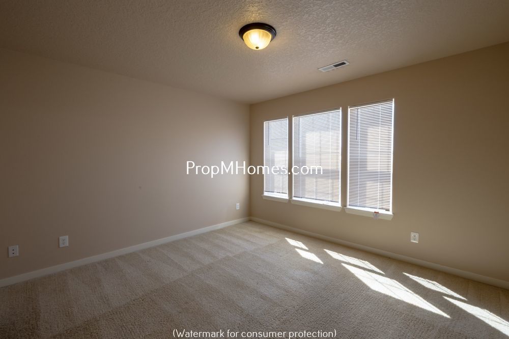 Three Bedroom Townhome in Great Canby Neighborhood! property image