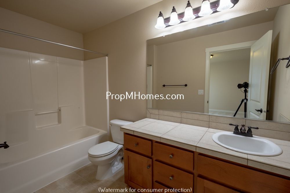 Three Bedroom Townhome in Great Canby Neighborhood! property image