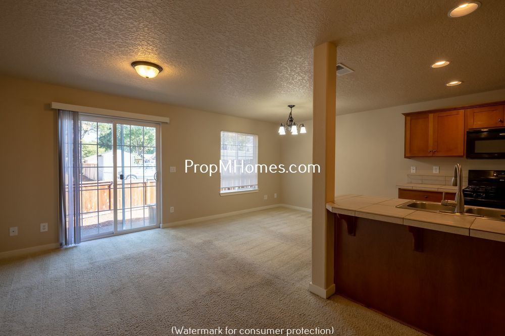 Three Bedroom Townhome in Great Canby Neighborhood! property image
