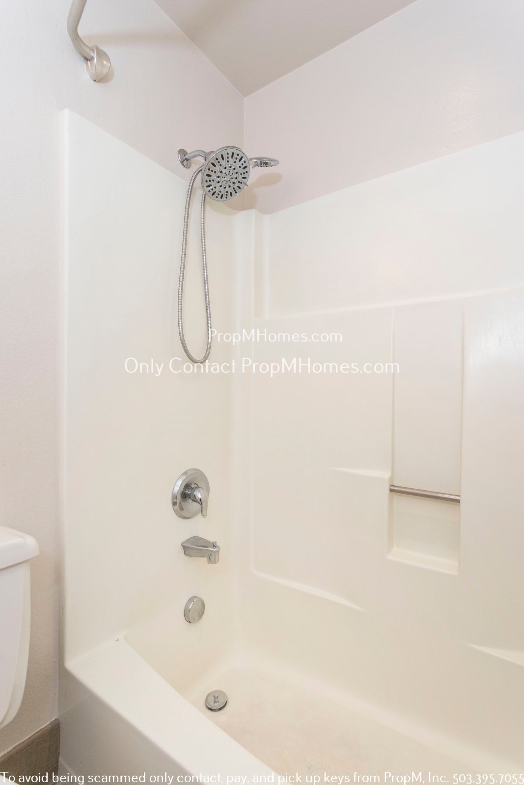 Charming Two Bedroom Condo with Close Access to I-5! property image