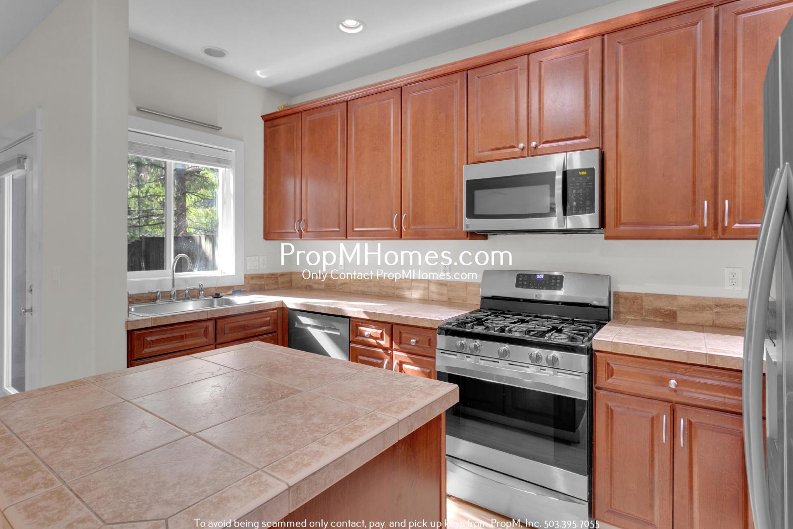 Light & Bright Three Bedroom Townhome in Sexton Mountain! property image