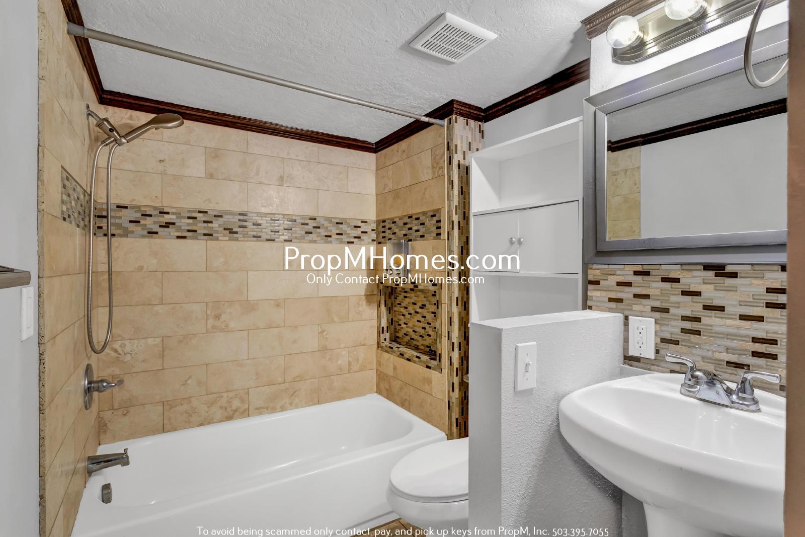 Beautiful 4 Bedroom Victorian Style Home in Gladstone! property image