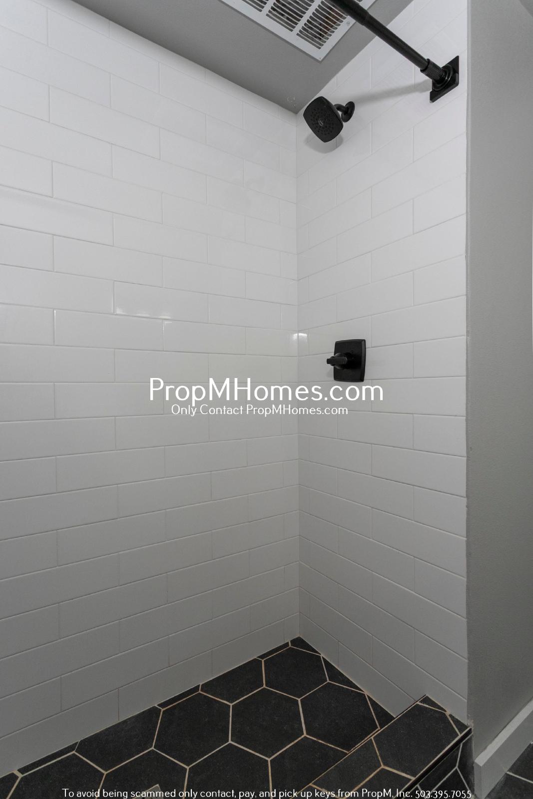 Lake Oswego Beauty - Six Bedroom Home - Updated Landscaping! property image