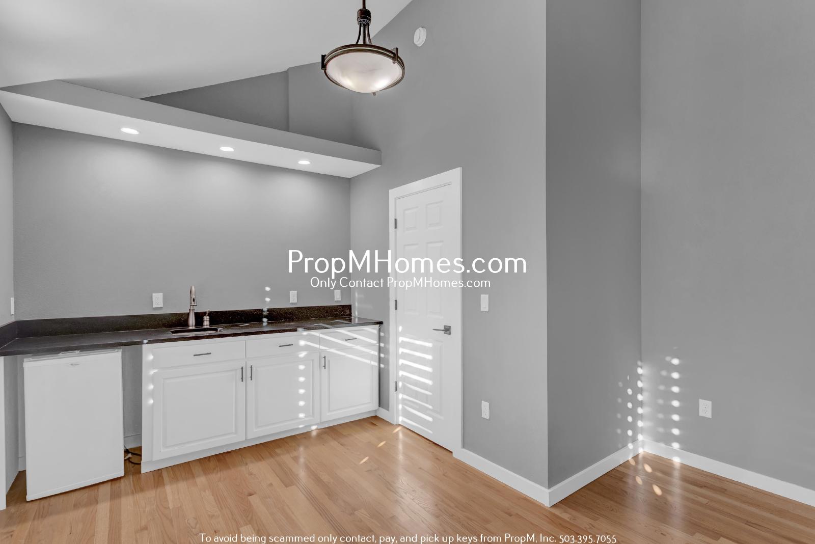 Lake Oswego Beauty - Six Bedroom Home - Updated Landscaping! property image