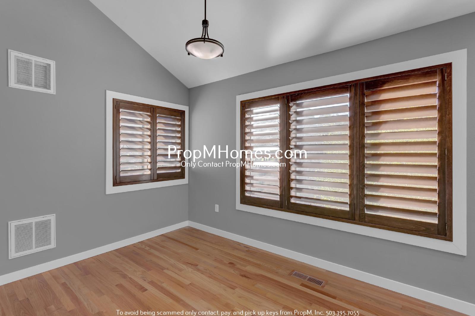 Lake Oswego Beauty - Six Bedroom Home - Updated Landscaping! property image