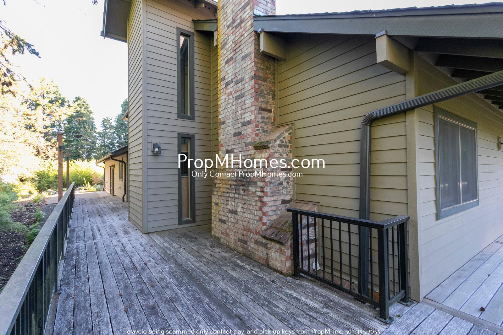 Lake Oswego Beauty - Six Bedroom Home - Updated Landscaping! property image