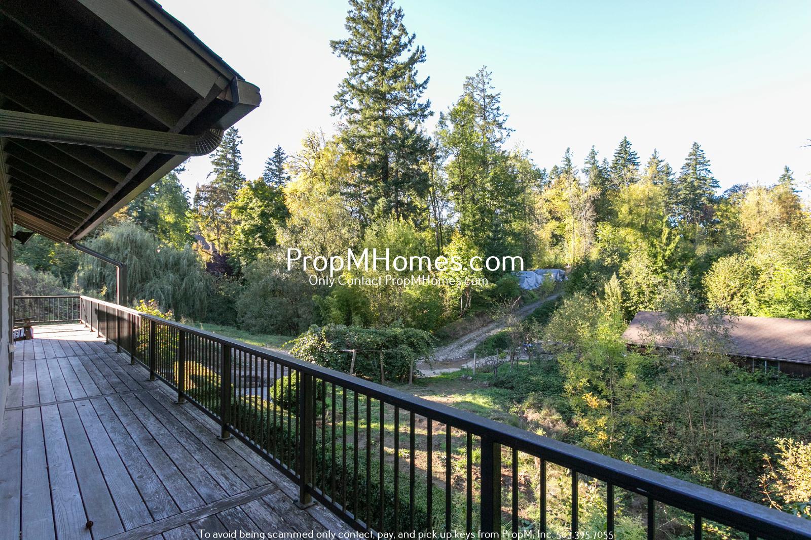 Lake Oswego Beauty - Six Bedroom Home - Updated Landscaping! property image