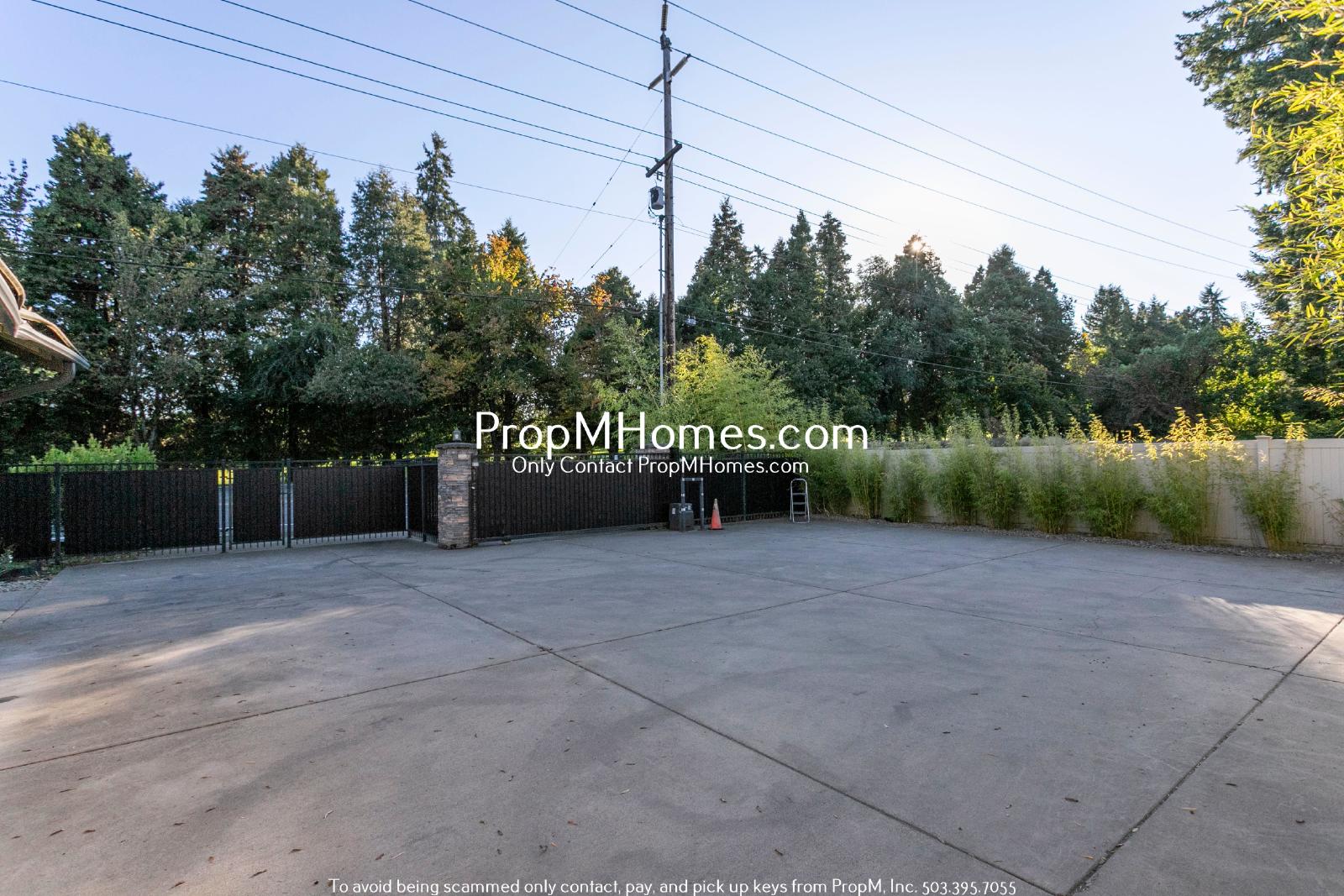 Lake Oswego Beauty - Six Bedroom Home - Updated Landscaping! property image