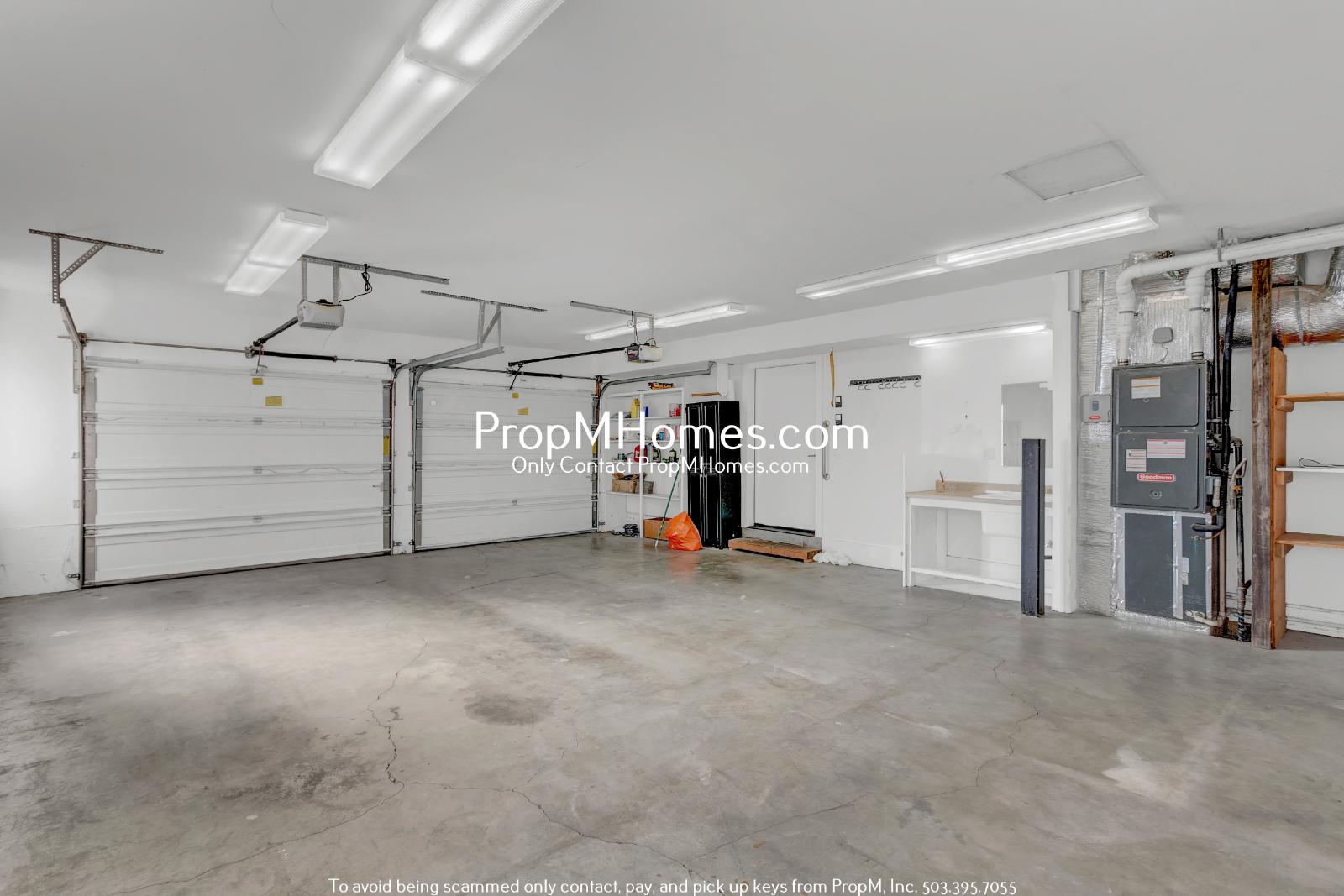 Lake Oswego Beauty - Six Bedroom Home - Updated Landscaping! property image