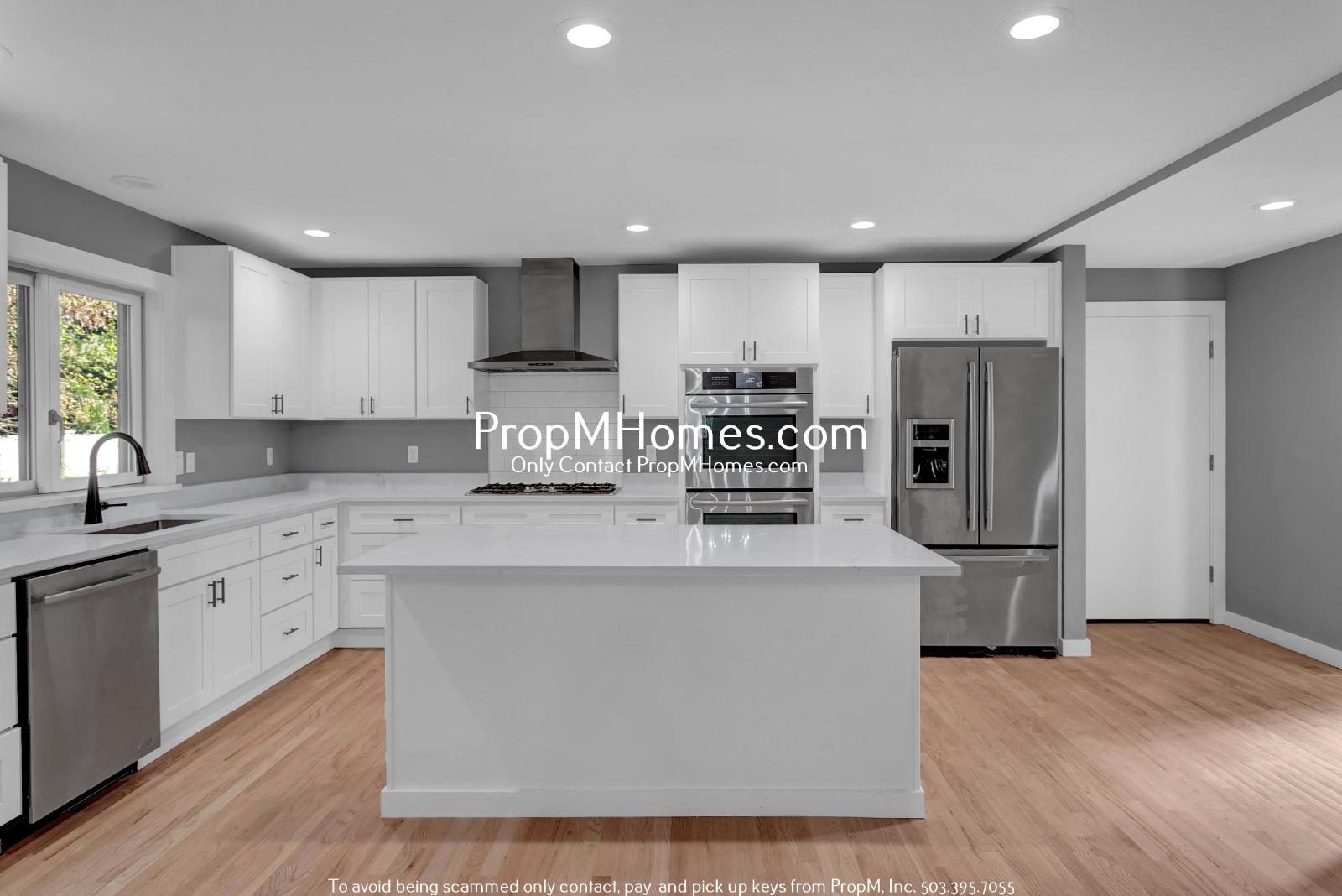 Lake Oswego Beauty - Six Bedroom Home - Updated Landscaping! property image