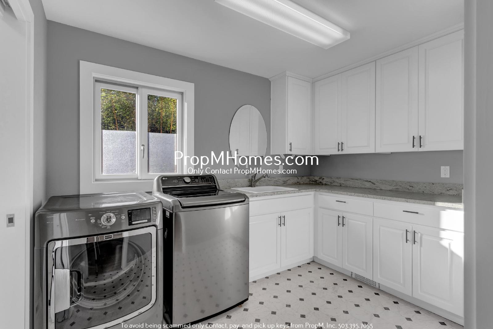 Lake Oswego Beauty - Six Bedroom Home - Updated Landscaping! property image