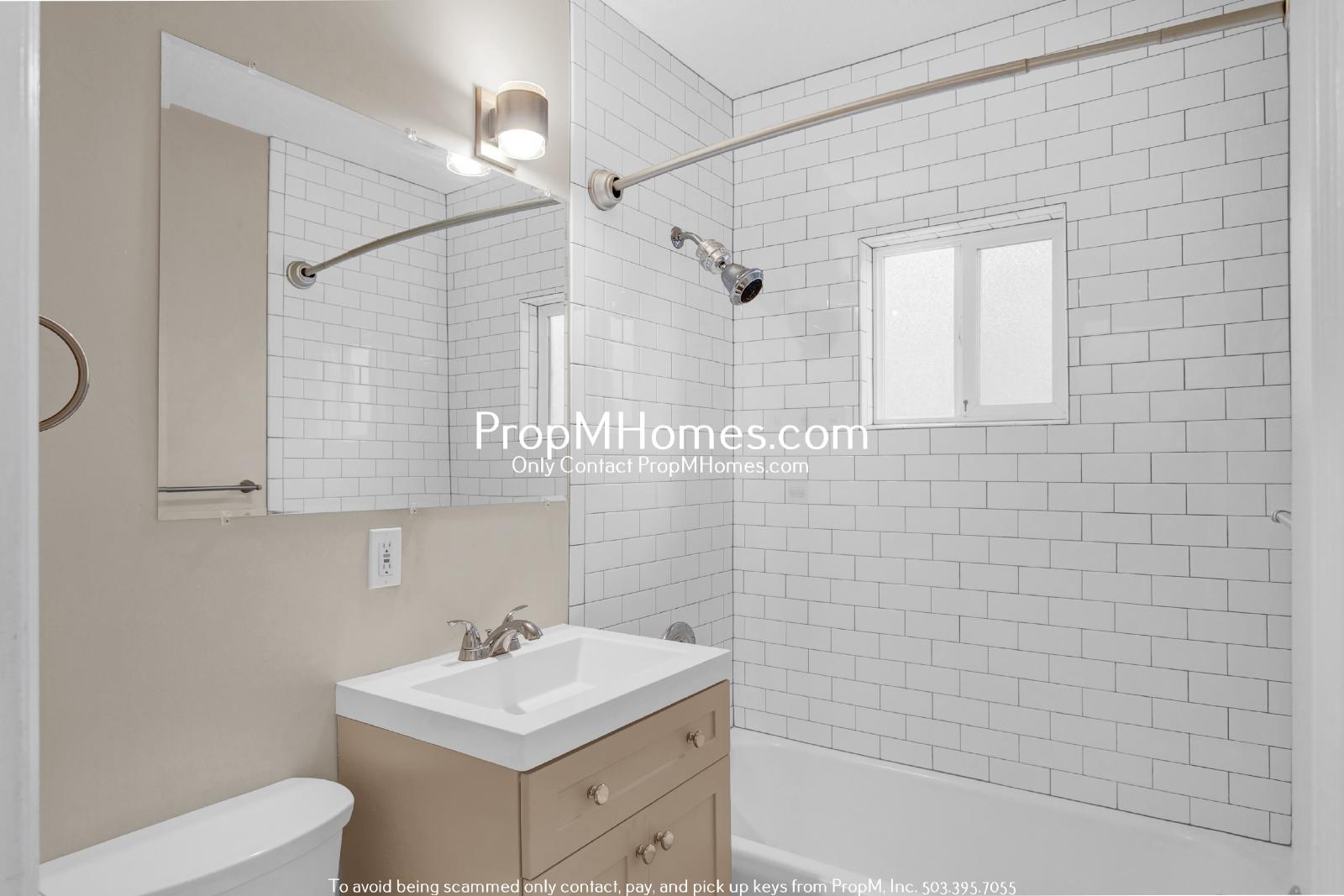 Charming Three Bedroom Duplex In First Addition Of Lake Oswego! property image