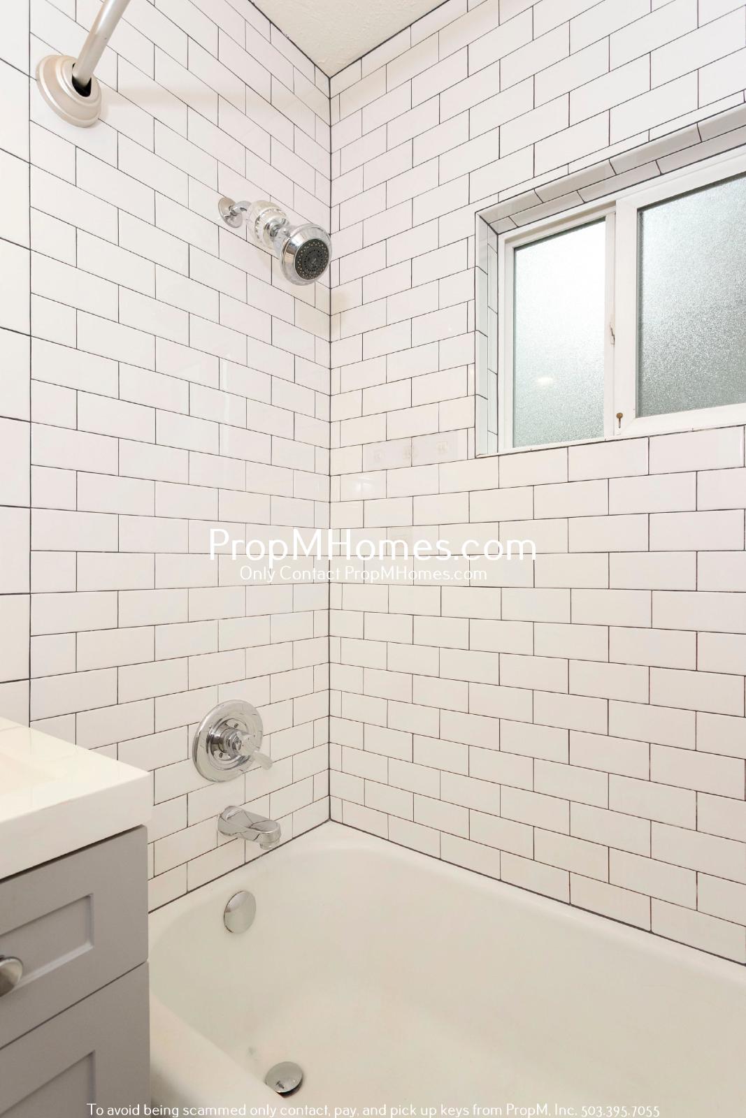 Charming Three Bedroom Duplex In First Addition Of Lake Oswego! property image