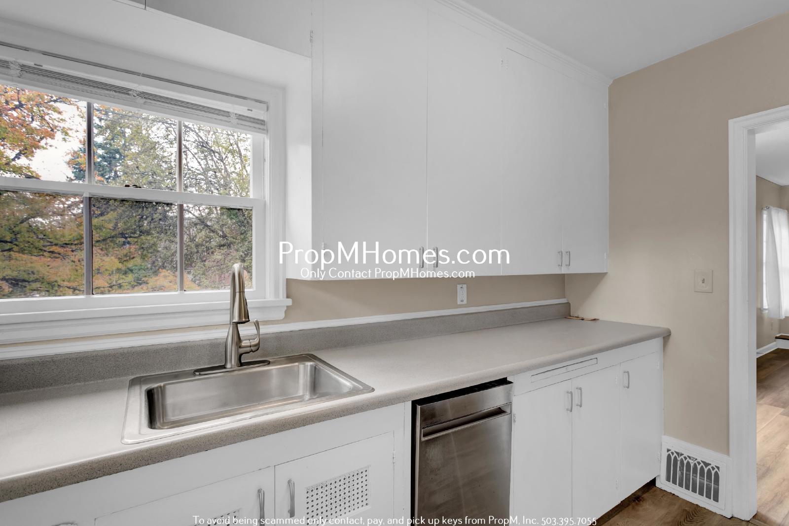 Charming Three Bedroom Duplex In First Addition Of Lake Oswego! property image