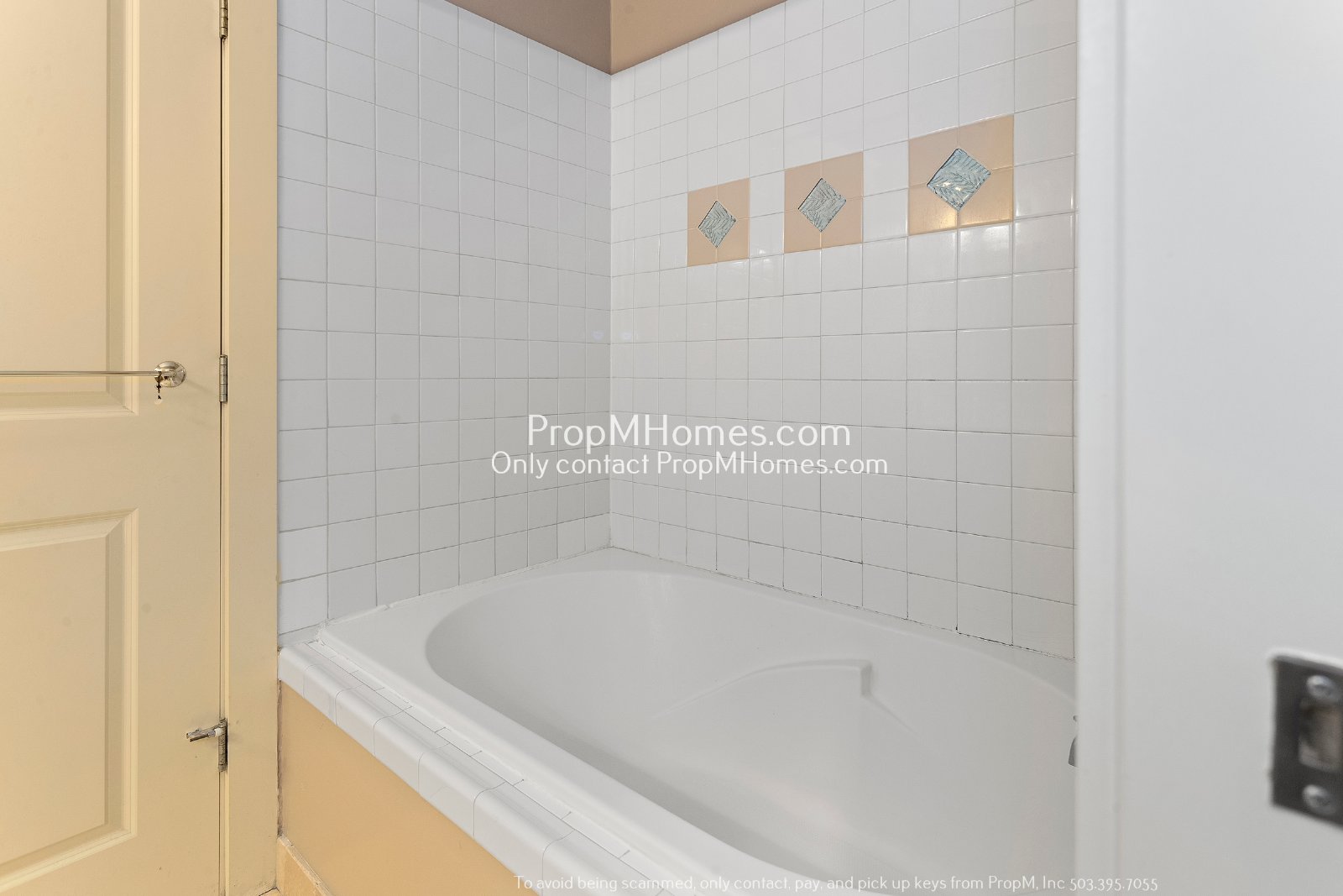 Two-Bedroom End Unit Condo in Goose Hollow! FREE PET RENT & DEPOSIT SPECIAL property image