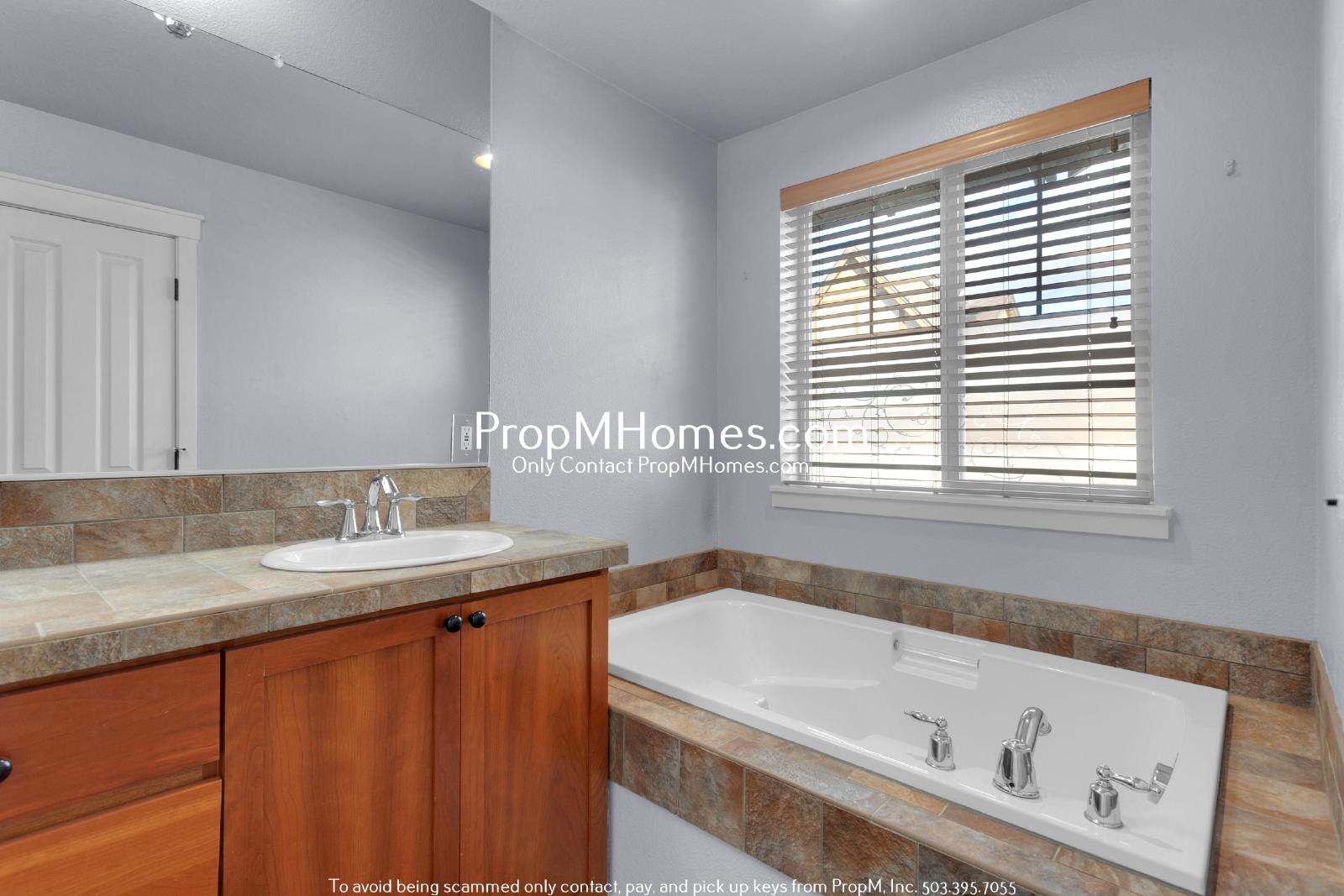 Cozy Two Bedroom Townhome in the Heart of Villebois - Newly Painted Interior! property image