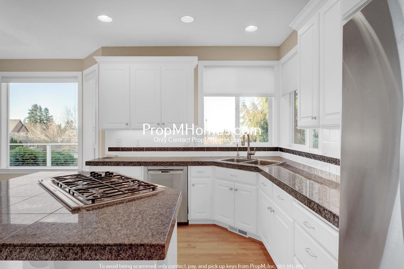 Luxury Four Bedroom Home in West Linn w/ Stunning Views! DEPOSIT SPECIAL property image