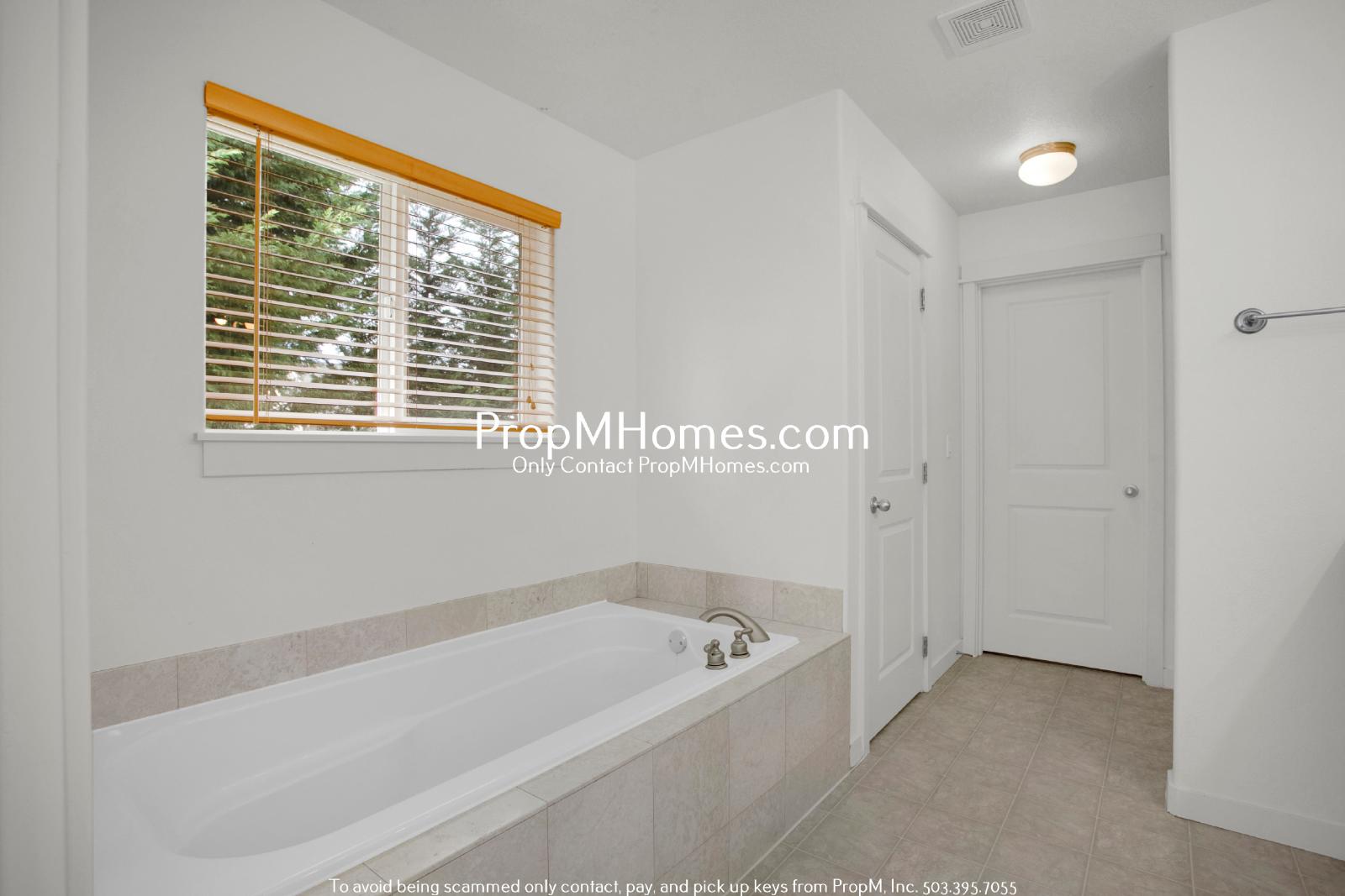 Spacious Bull Mountain 4 Bedroom Home - Huge Yard! property image