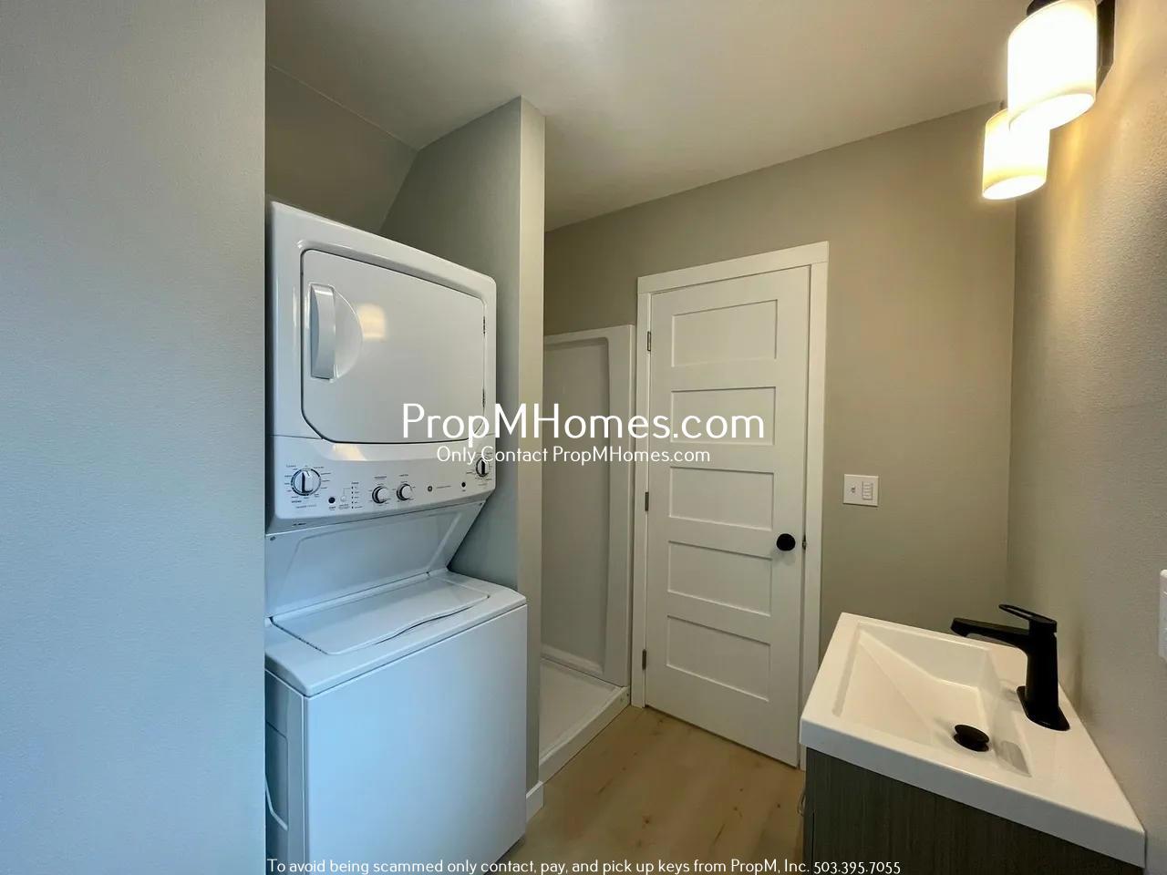 Updated Two Bedroom Bungalow in Milwaukie - Fenced Yard! property image