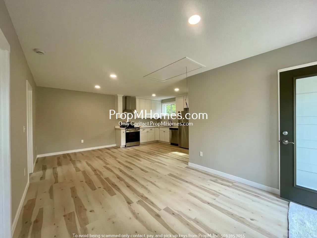 Updated Two Bedroom Bungalow in Milwaukie - Fenced Yard! property image