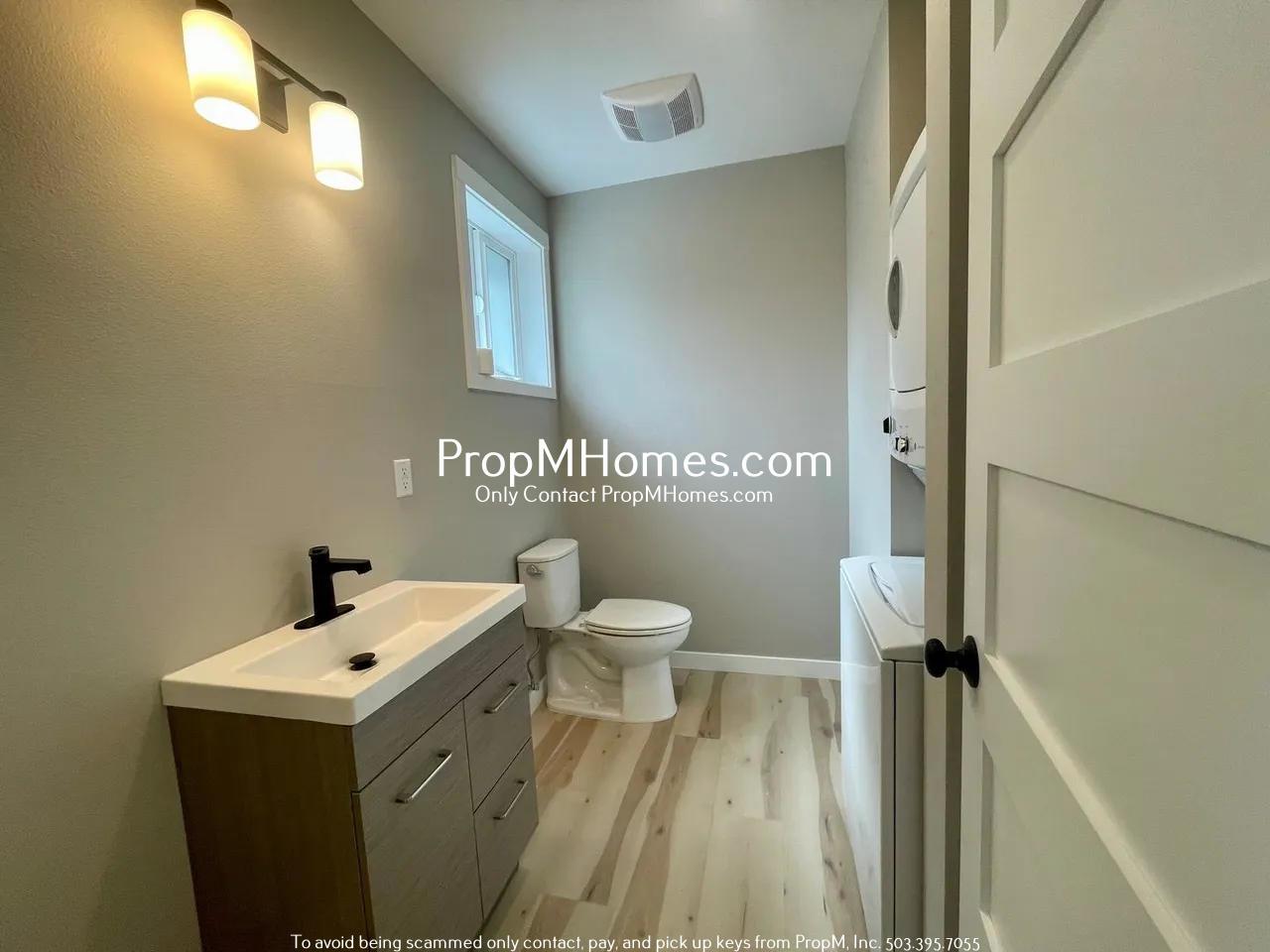 Updated Two Bedroom Bungalow in Milwaukie - Fenced Yard! property image