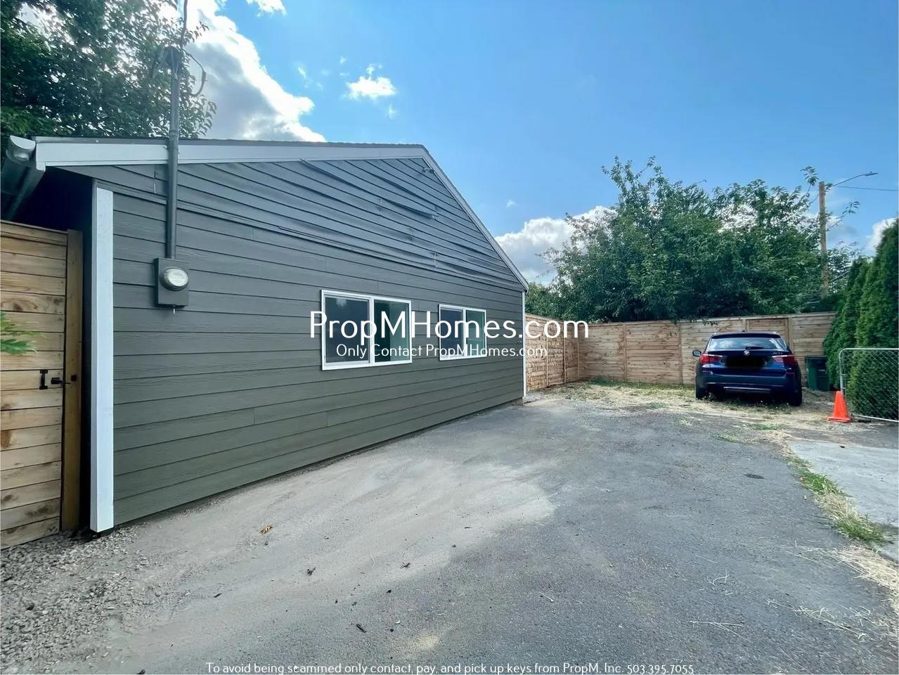 Updated Two Bedroom Bungalow in Milwaukie - Fenced Yard! property image