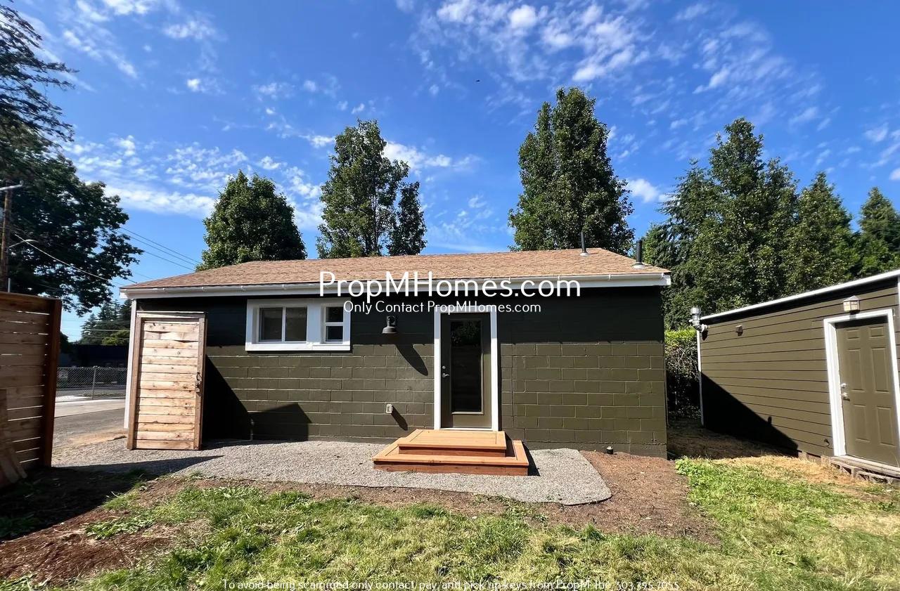 Updated Two Bedroom Bungalow in Milwaukie - Fenced Yard! property image