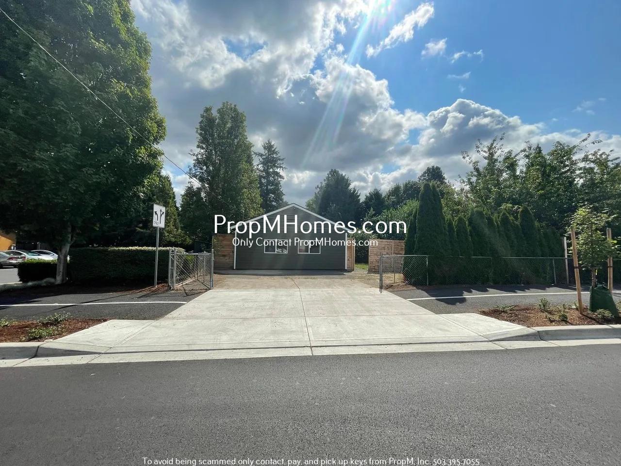 Updated Two Bedroom Bungalow in Milwaukie - Fenced Yard! property image