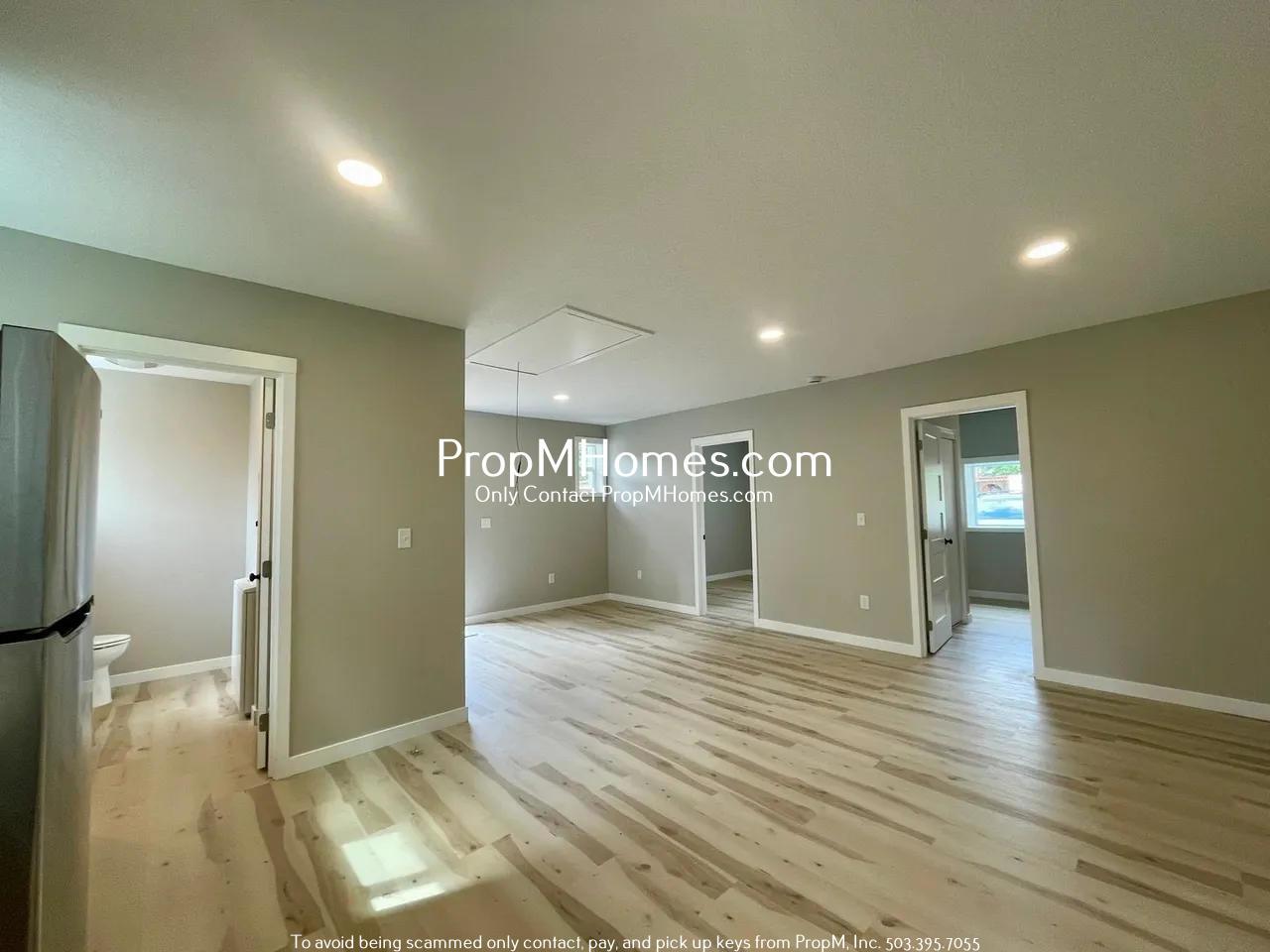 Updated Two Bedroom Bungalow in Milwaukie - Fenced Yard! property image