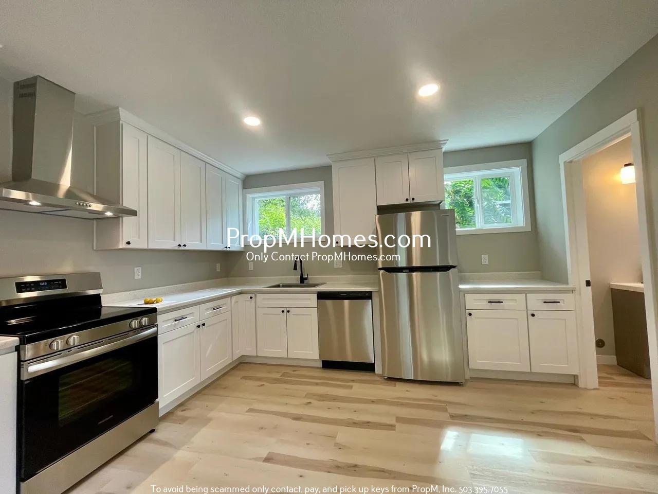 Updated Two Bedroom Bungalow in Milwaukie - Fenced Yard! property image