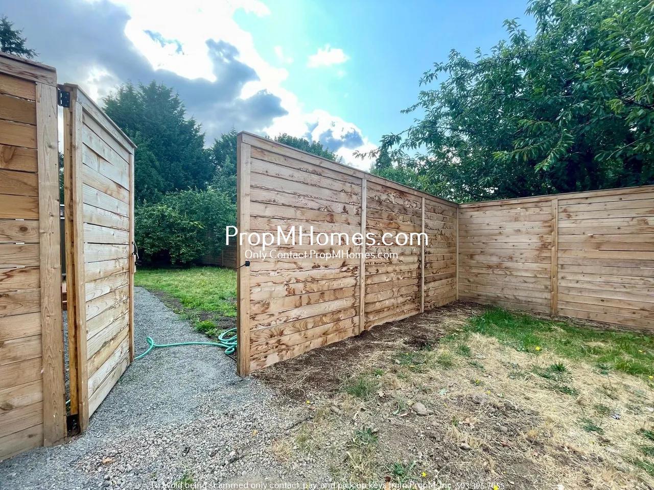 Updated Two Bedroom Bungalow in Milwaukie - Fenced Yard! property image