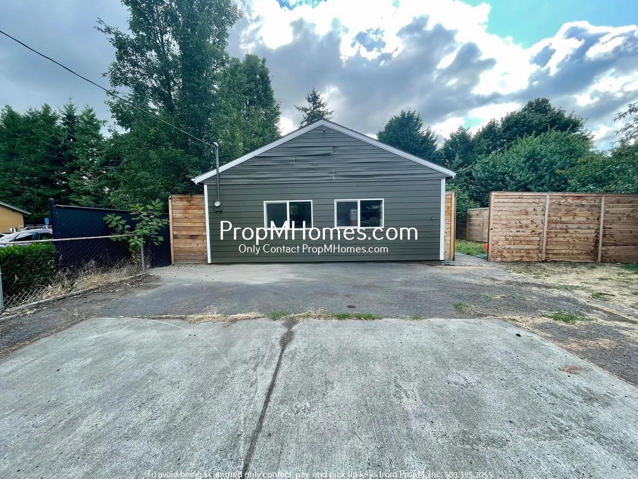 Updated Two Bedroom Bungalow in Milwaukie - Fenced Yard! property image