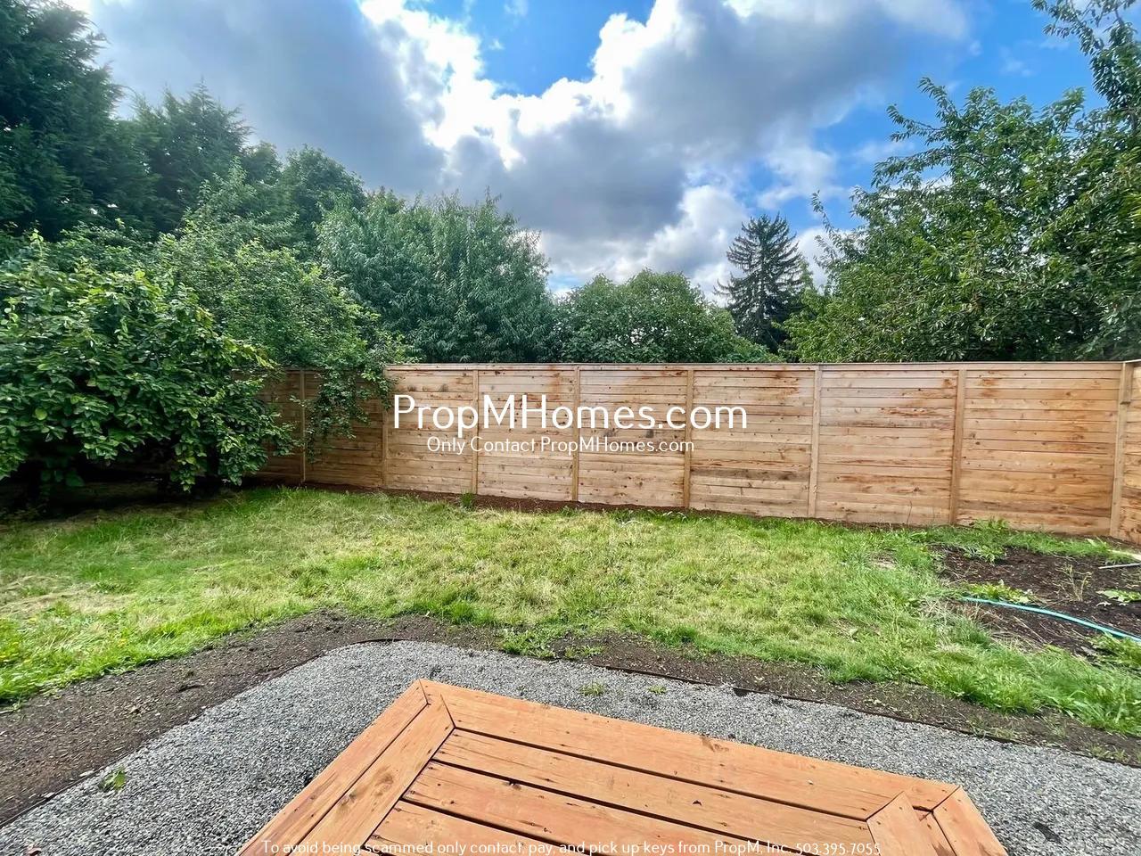 Updated Two Bedroom Bungalow in Milwaukie - Fenced Yard! property image