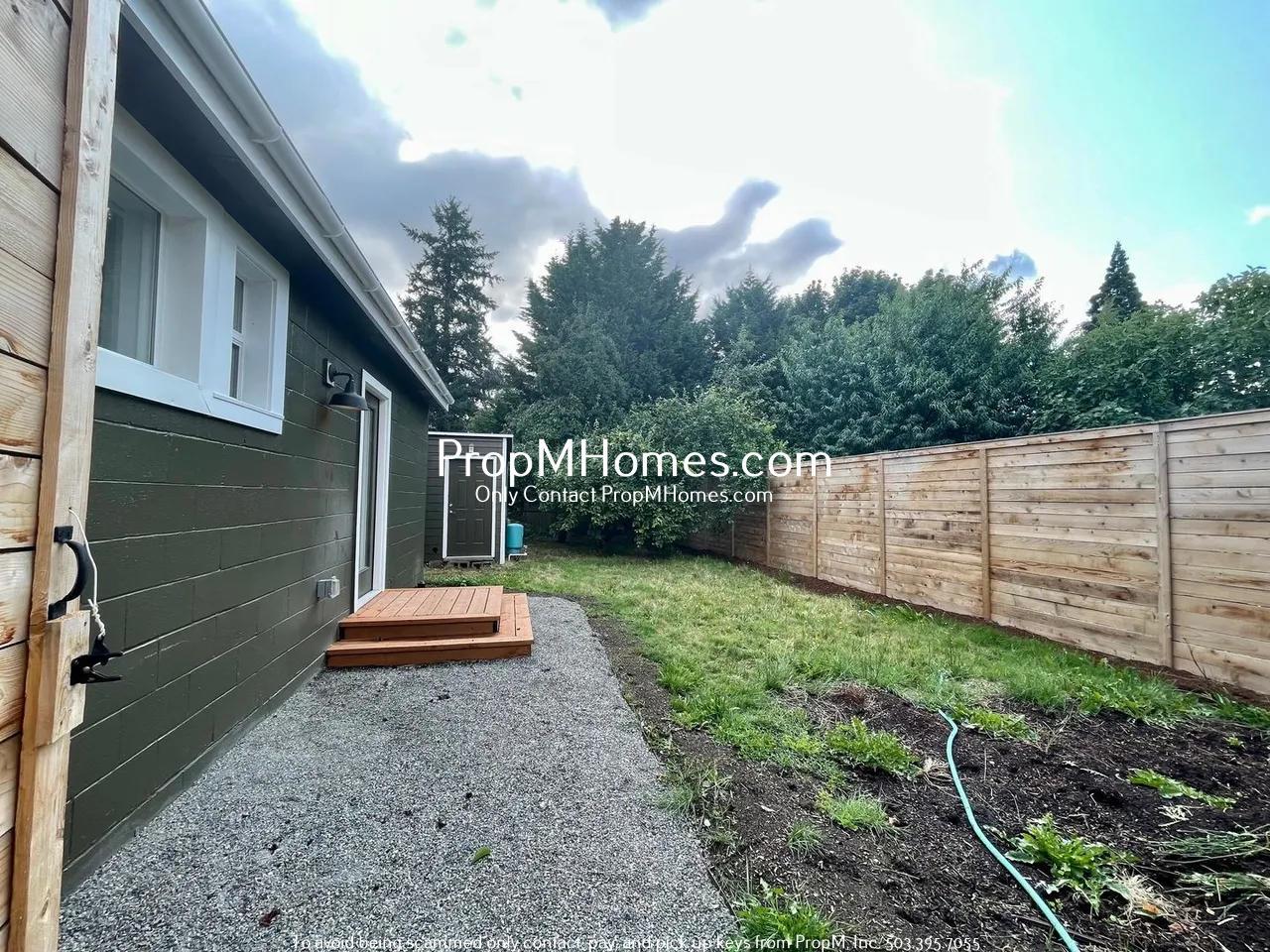 Updated Two Bedroom Bungalow in Milwaukie - Fenced Yard! property image