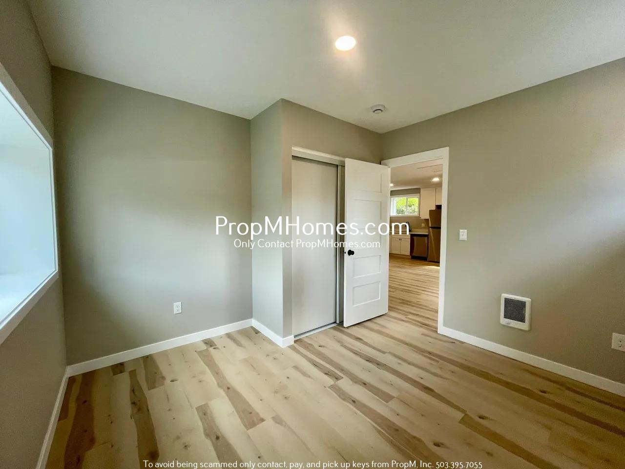 Updated Two Bedroom Bungalow in Milwaukie - Fenced Yard! property image