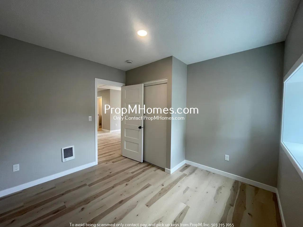 Updated Two Bedroom Bungalow in Milwaukie - Fenced Yard! property image