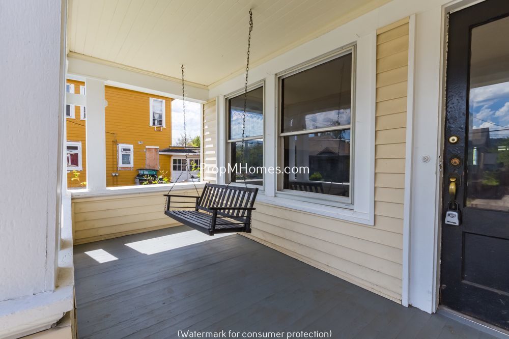 Charming Two Bedroom Duplex in Sunnyside - Embrace Comfort and Convenience! property image