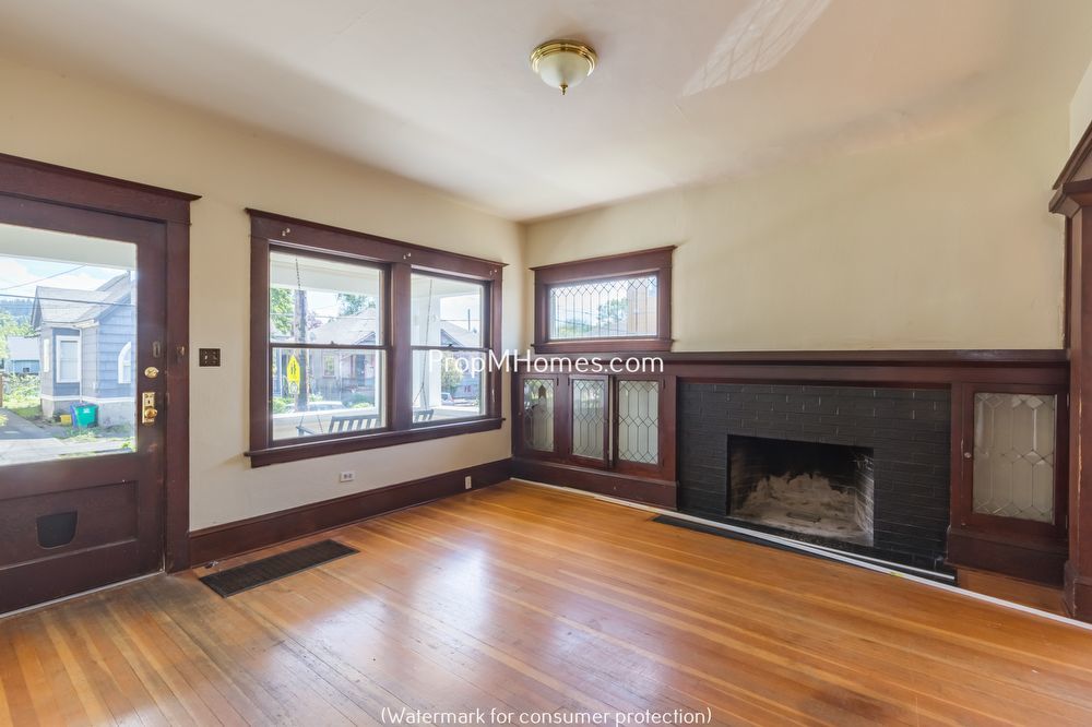 Charming Two Bedroom Duplex in Sunnyside - Embrace Comfort and Convenience! property image