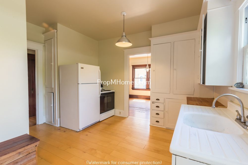 Charming Two Bedroom Duplex in Sunnyside - Embrace Comfort and Convenience! property image