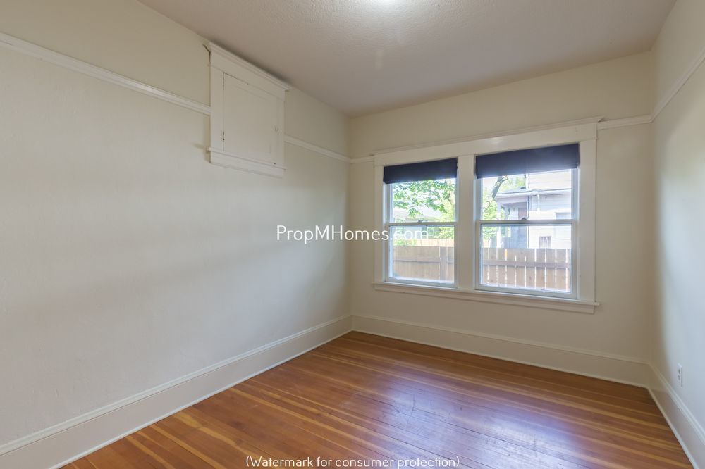Charming Two Bedroom Duplex in Sunnyside - Embrace Comfort and Convenience! property image