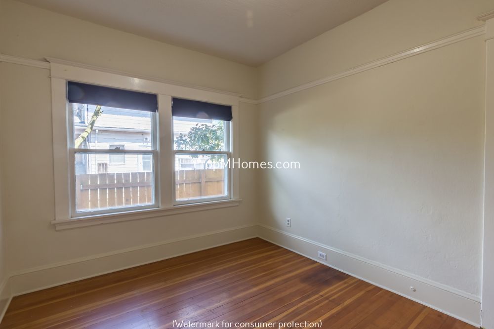 Charming Two Bedroom Duplex in Sunnyside - Embrace Comfort and Convenience! property image