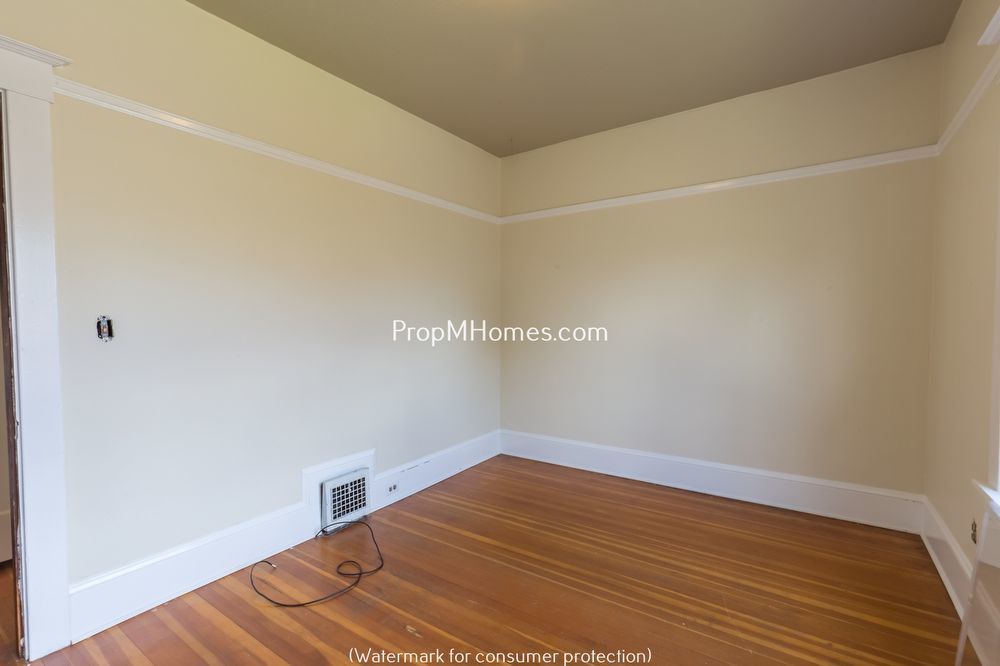Charming Two Bedroom Duplex in Sunnyside - Embrace Comfort and Convenience! property image