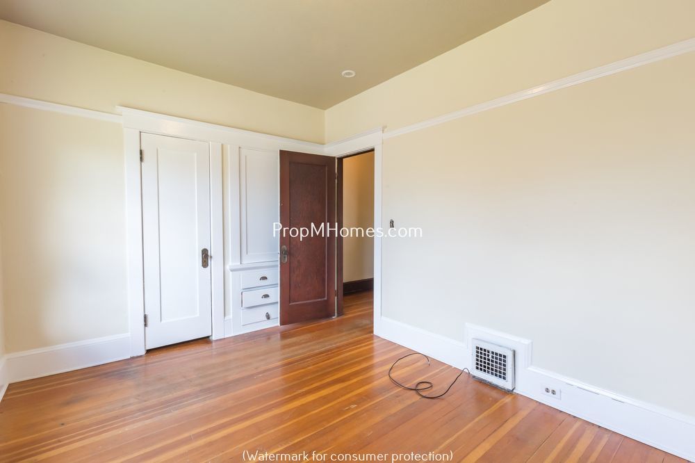 Charming Two Bedroom Duplex in Sunnyside - Embrace Comfort and Convenience! property image