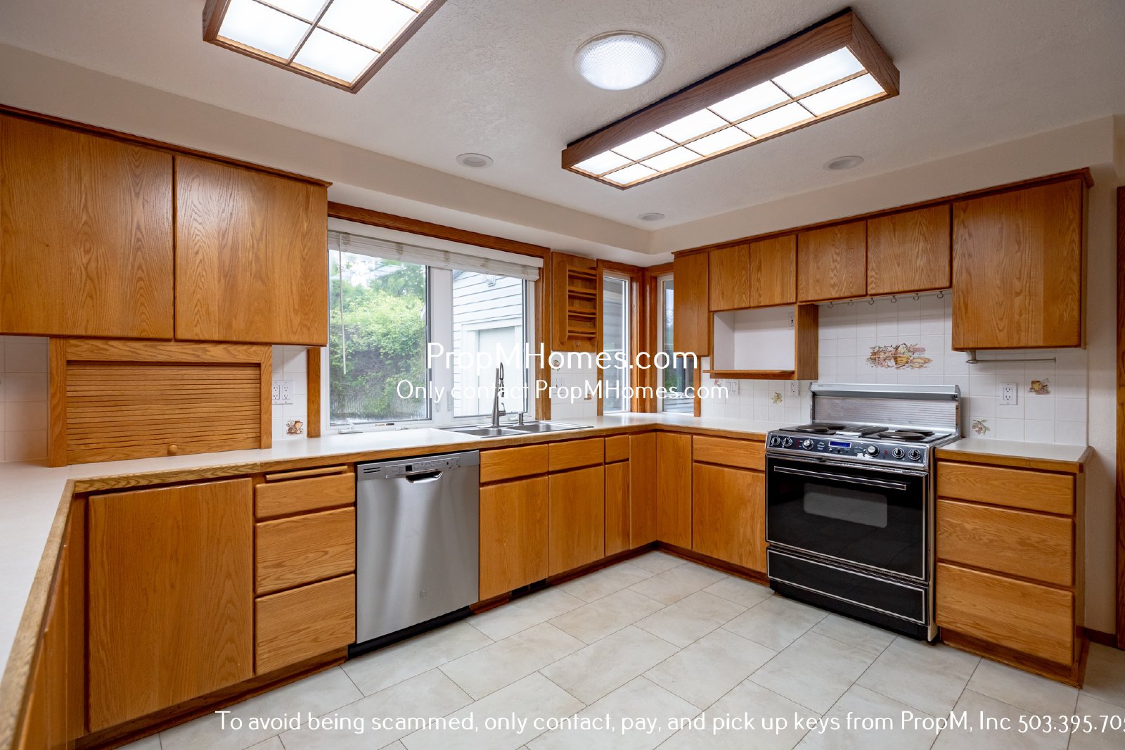 Light and Bright Classic Two Bedroom Home In Oak Grove! property image