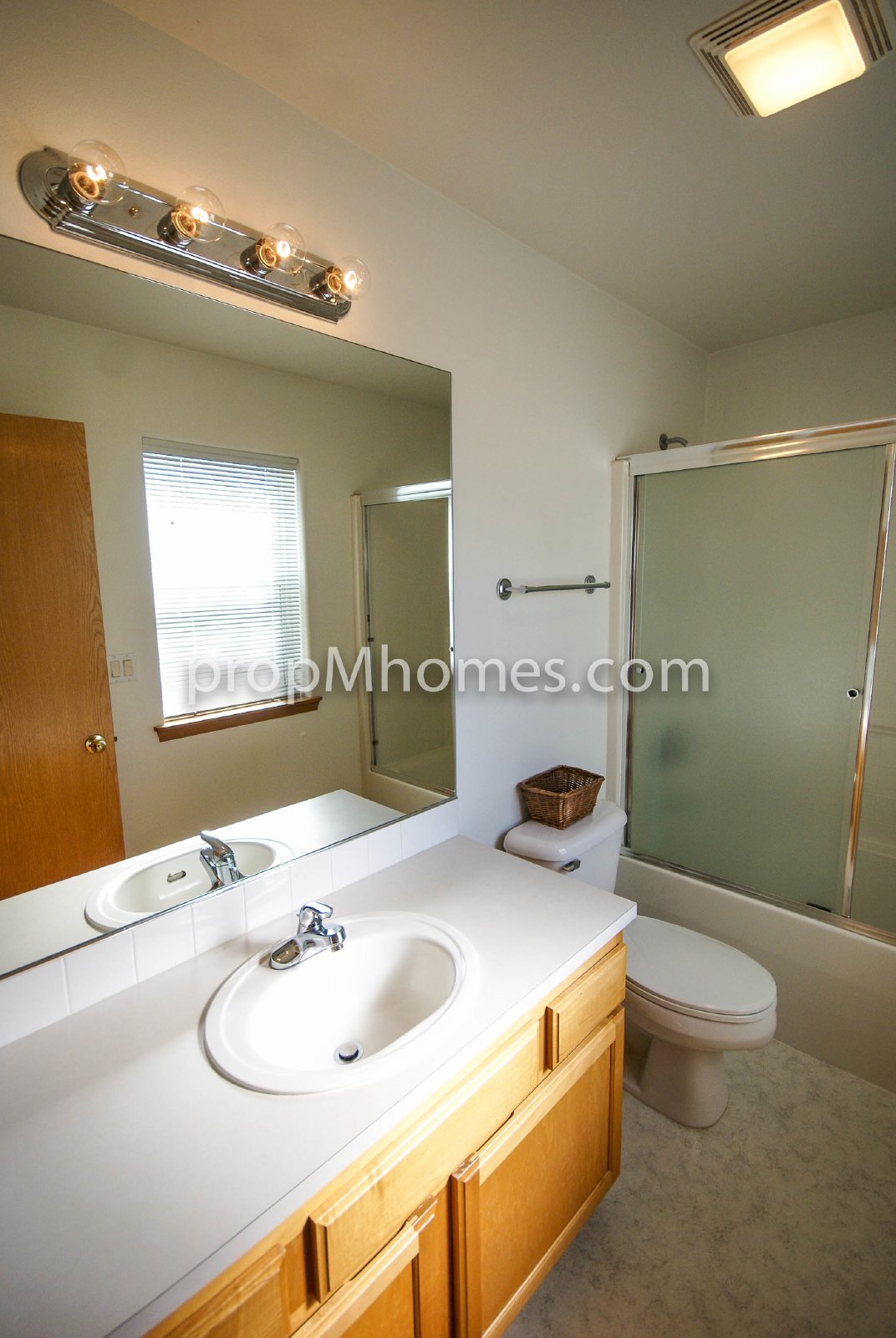 Beautiful Three Bedroom Townhouse - Prime Clackamas Location! property image