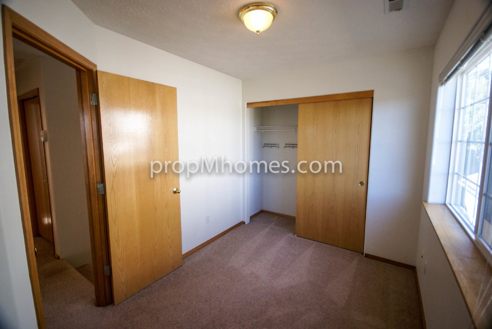 Beautiful Three Bedroom Townhouse - Prime Clackamas Location! property image