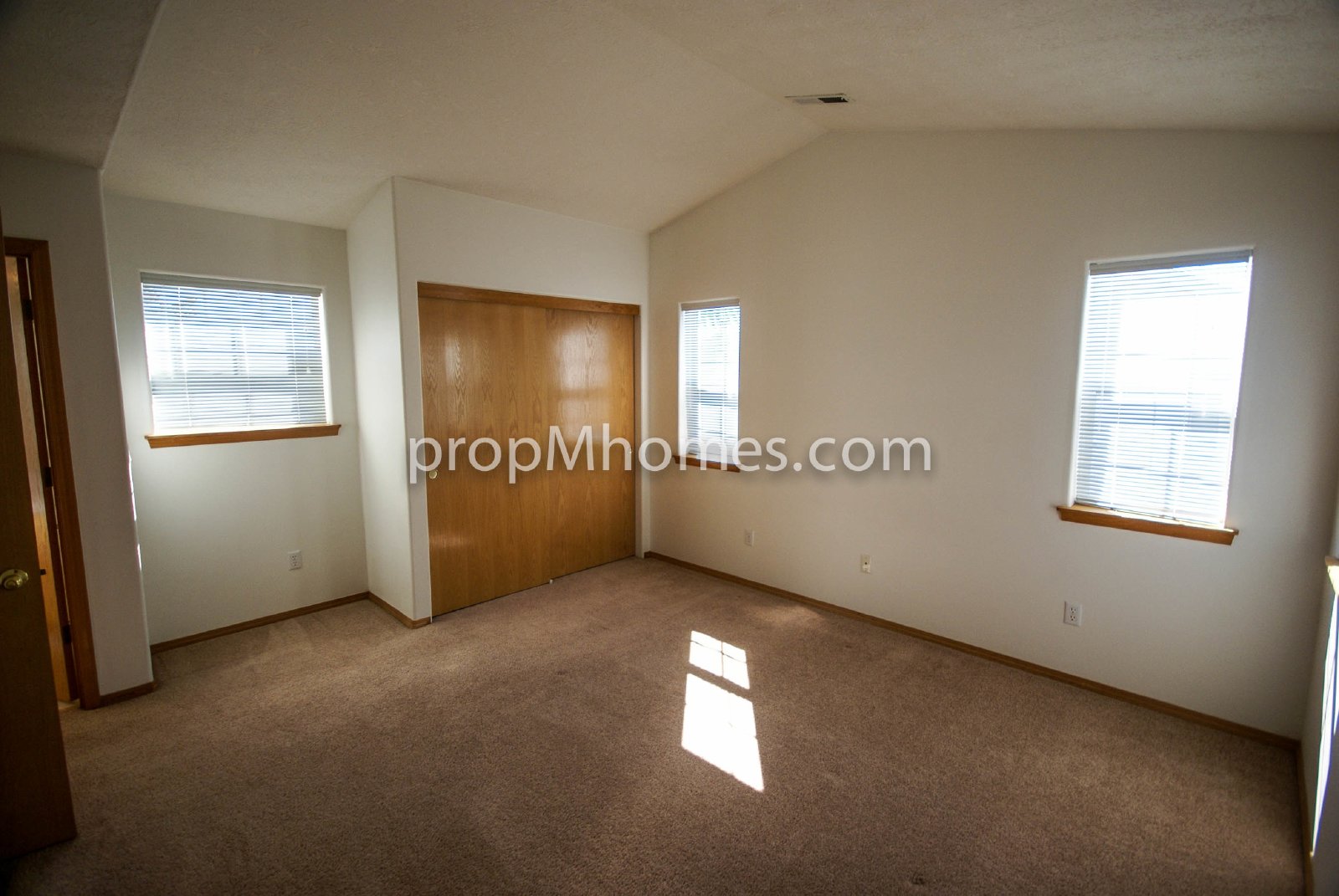 Beautiful Three Bedroom Townhouse - Prime Clackamas Location! property image