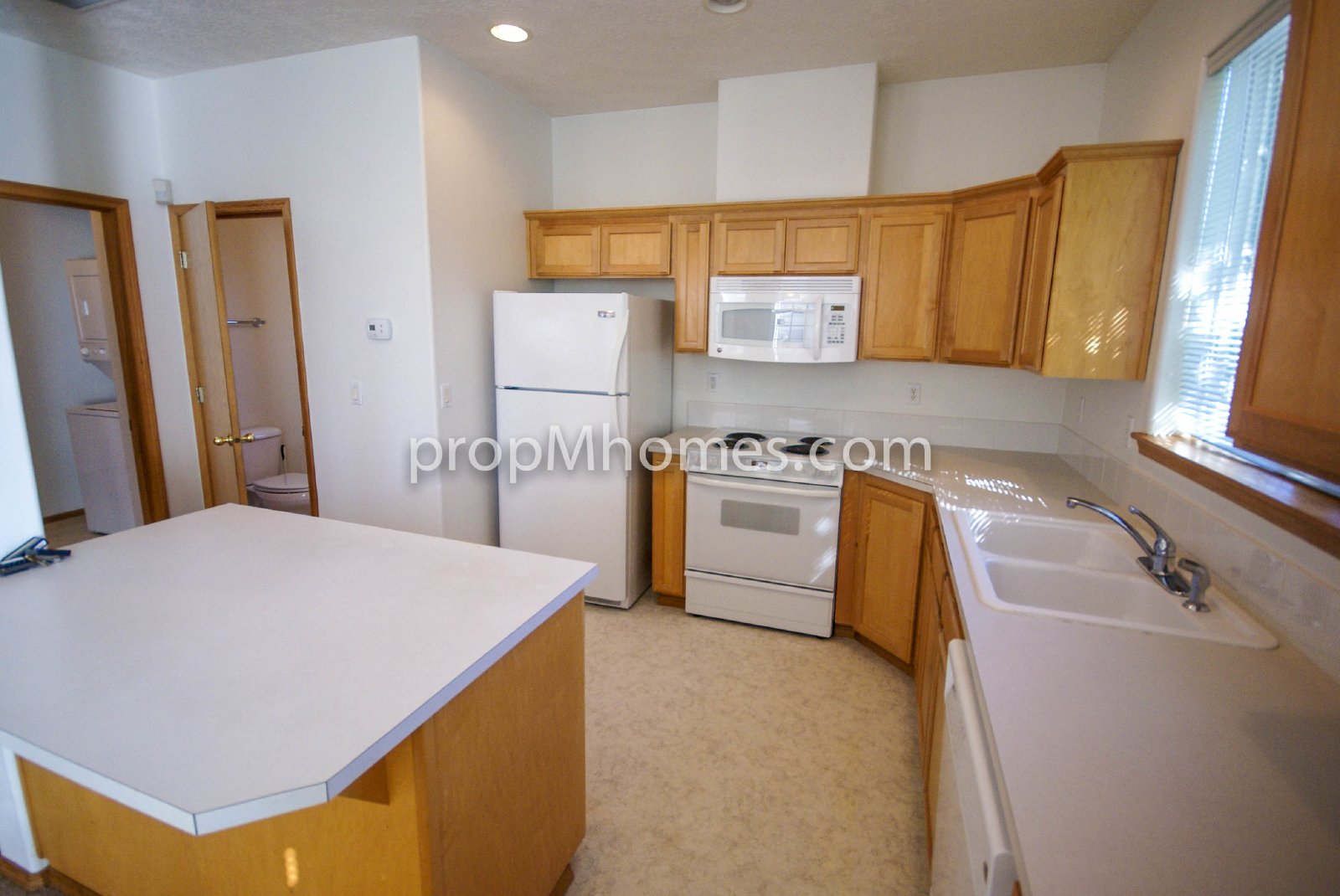 Beautiful Three Bedroom Townhouse - Prime Clackamas Location! property image