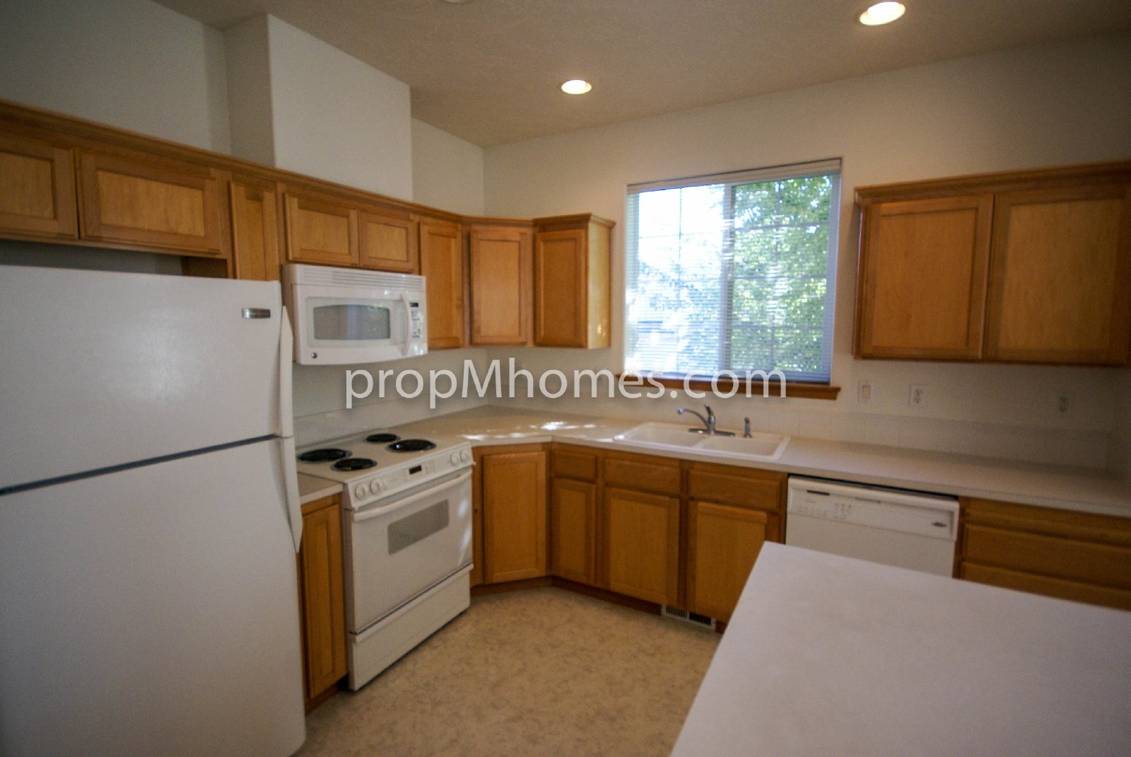 Beautiful Three Bedroom Townhouse - Prime Clackamas Location! property image